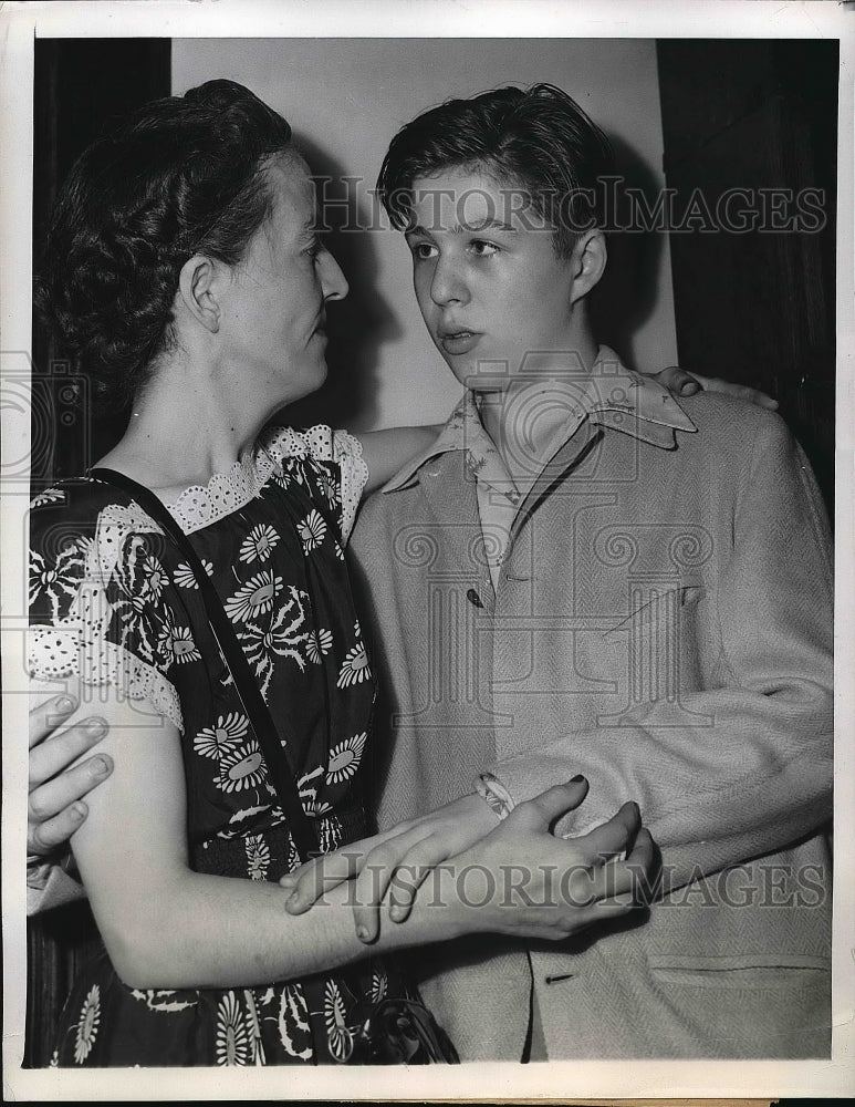 1948 Roy Adams and his mother Evelyn during his trial  - Historic Images