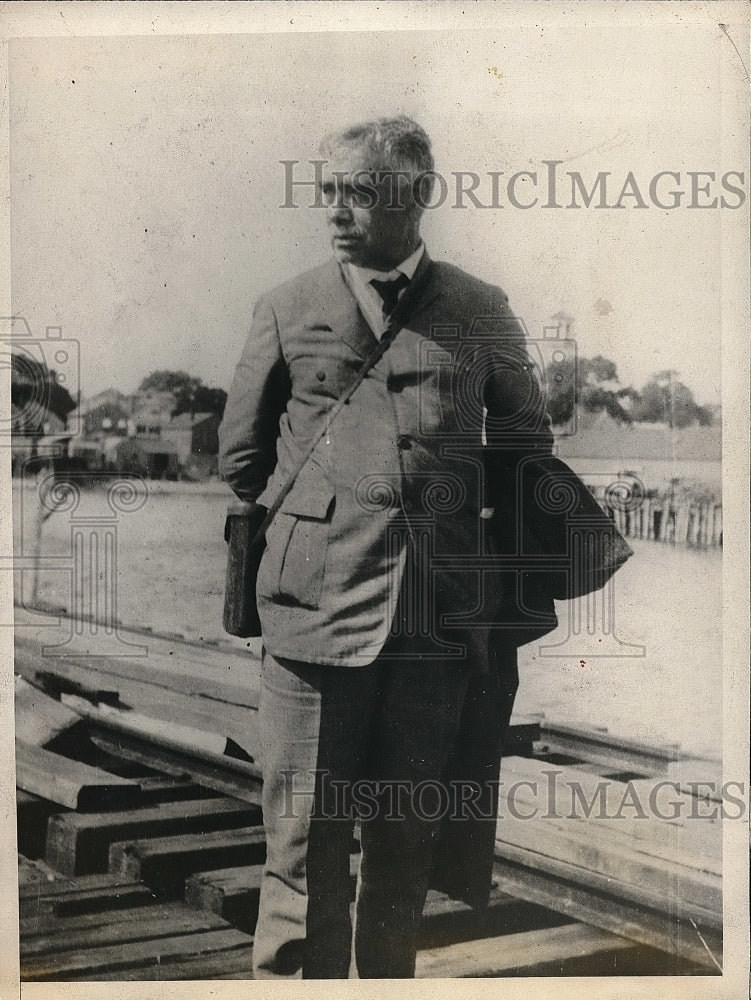 1925 Press Photo Geology Prof. Jay Woodworth Waits For Earthquake In Florida-Historic Images