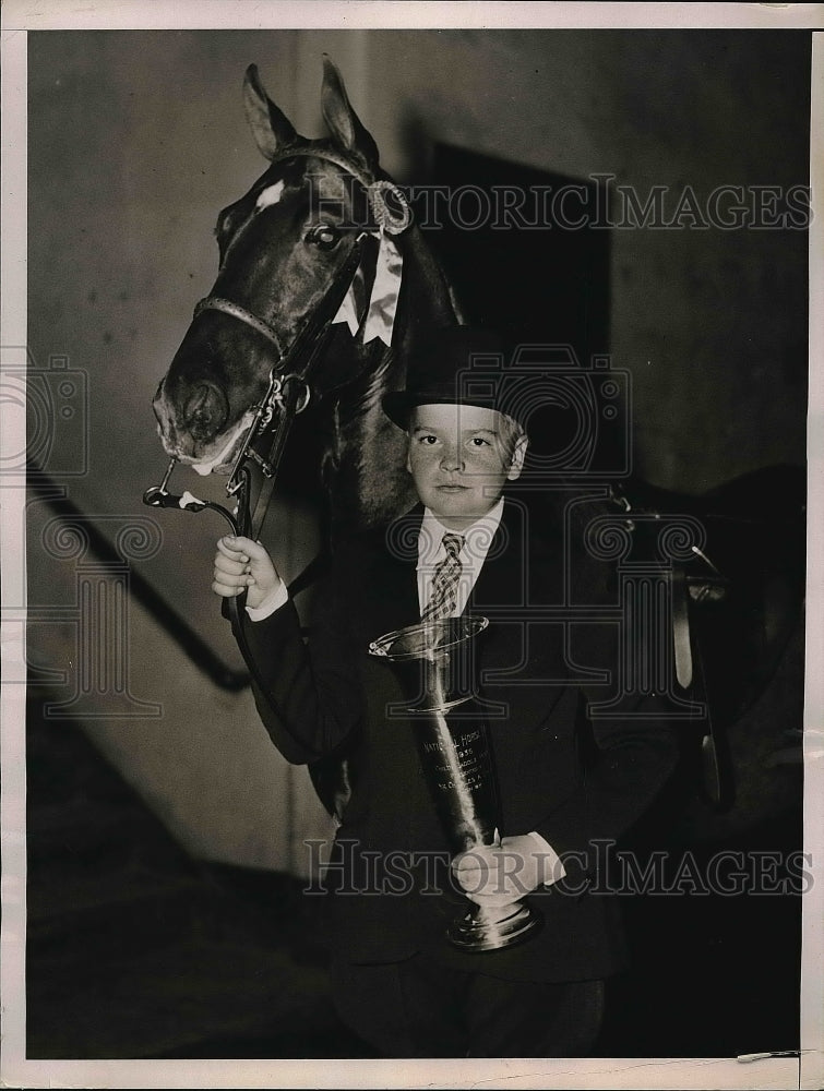 1936 Press Photo Robert Nehrbas With Horse At Madison Square Garden In New York - Historic Images