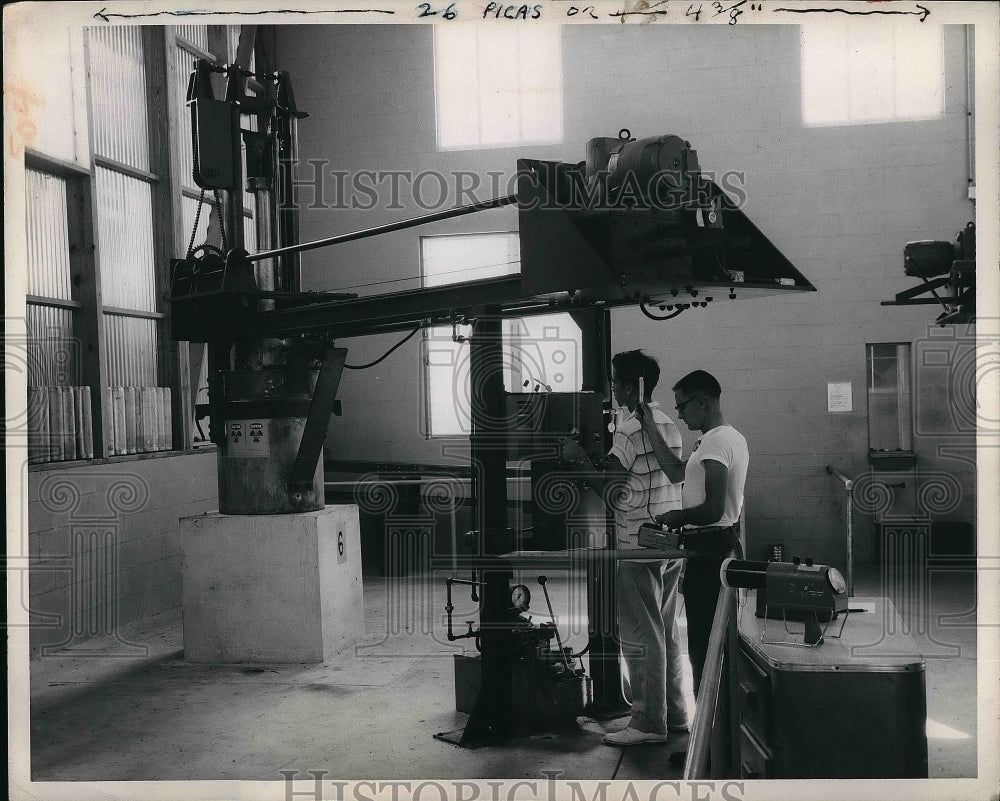 1959 Press Photo Employees Working With Irradiation Of Pipes In Building - Historic Images