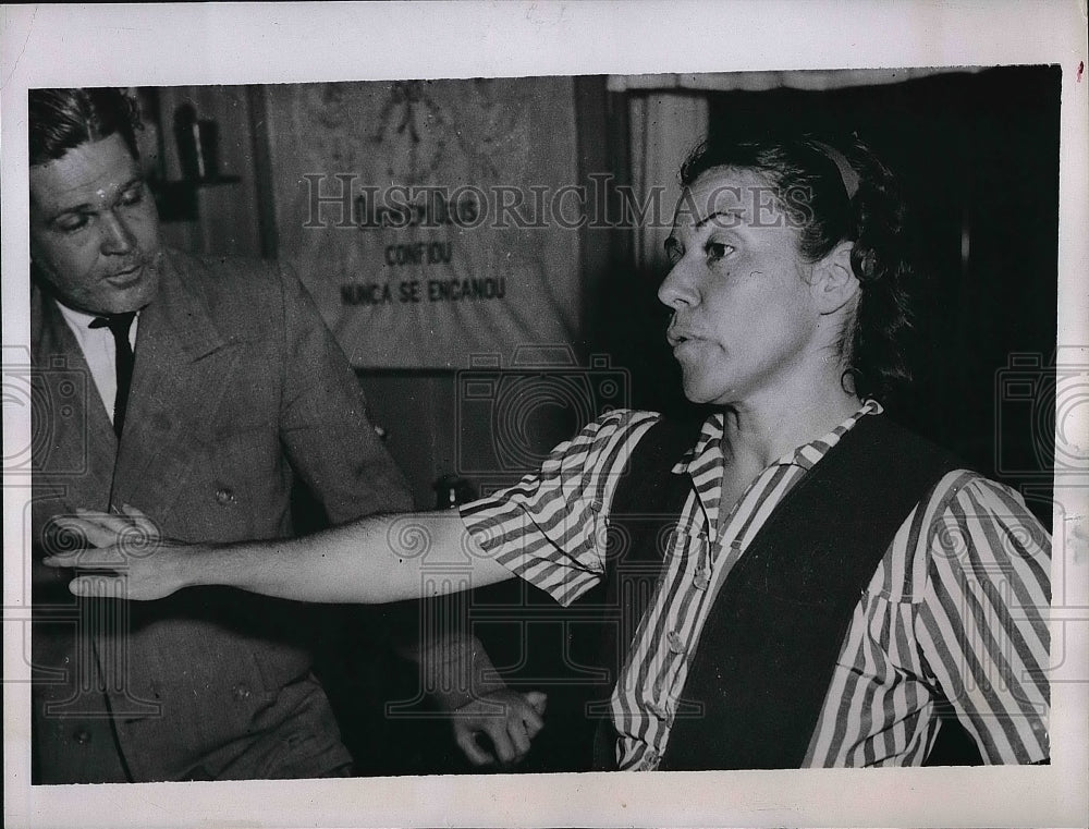 1945 Press Photo Playboy Antonio Bento &amp; Maria L Neubauer in custody fro murder - Historic Images