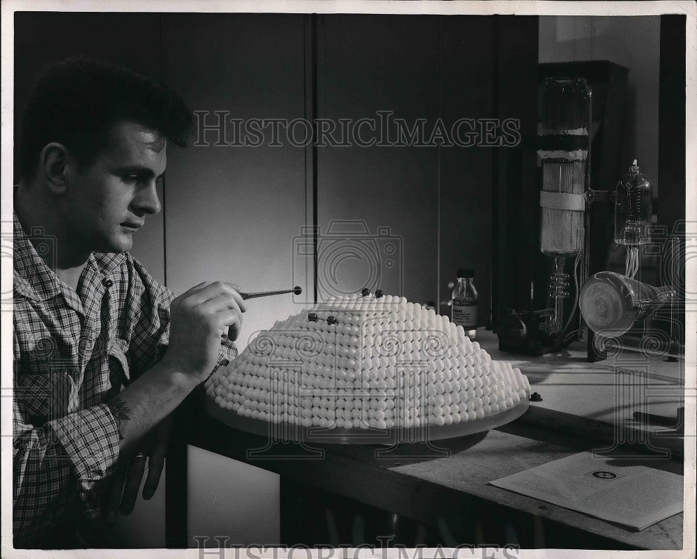 1956 Charles Nezbedam researcher at Ohio labs of Natl Carbon Co, - Historic Images