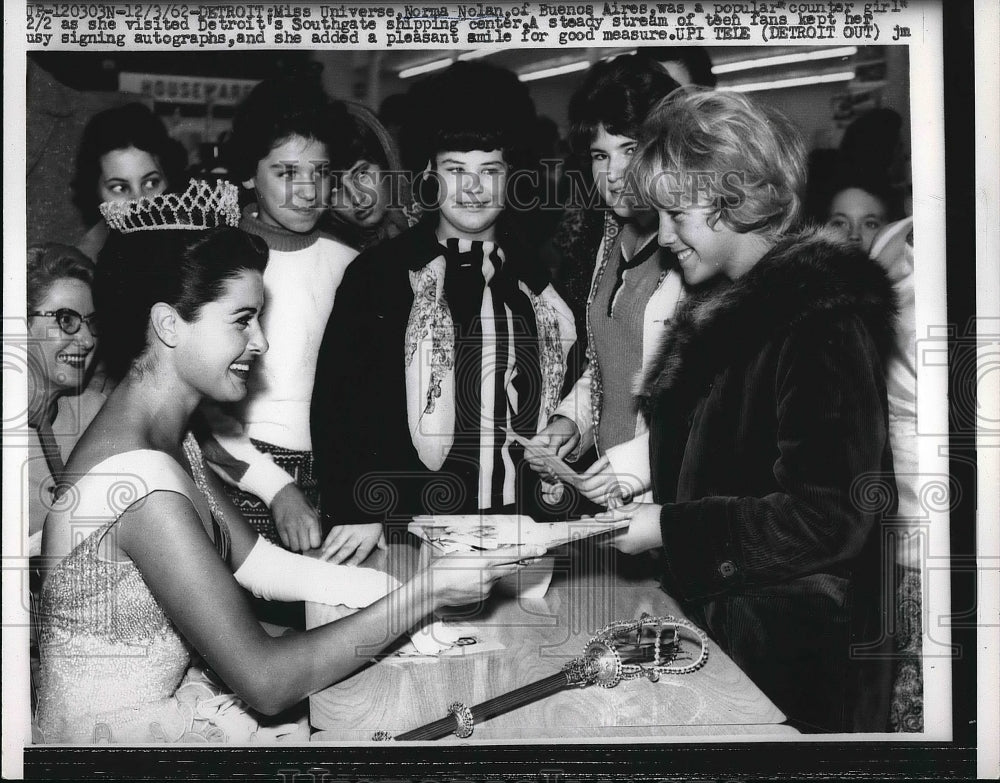 1962 Press Photo Miss Universe Norma Nolan Visiting Southgate Shipping Center - Historic Images