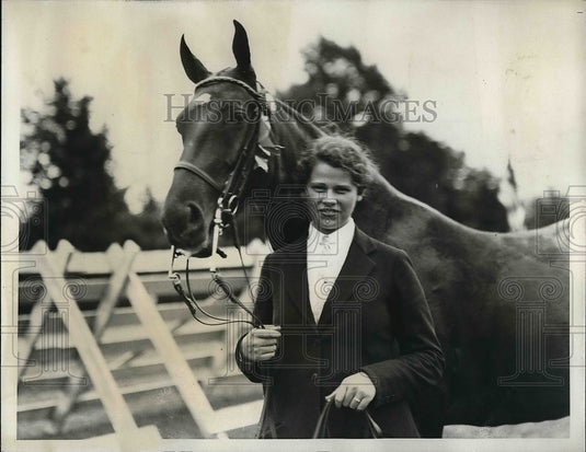 1933 Press Photo Jeanne Nehrbas & horse Cleopatra at Westchester, NY horse show - Historic Images