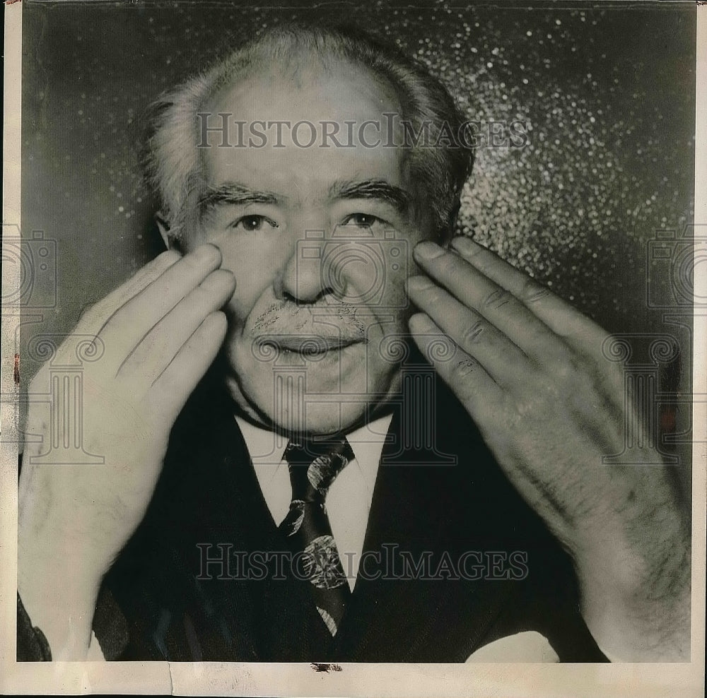 1949 Press Photo Charles Nessler, inventor of permanent wave machine - nea88217 - Historic Images