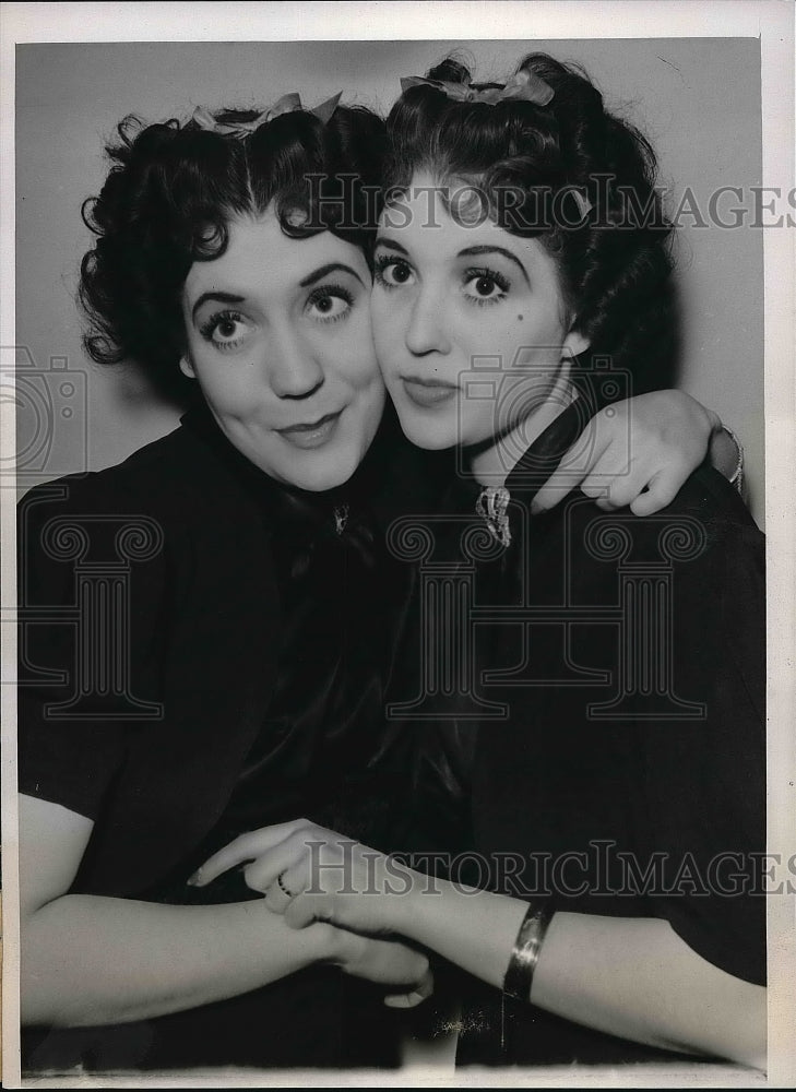 1939 Press Photo Yvette &amp; Yvonne LaRoque in &quot;Tobacco Queen&quot; contest - nea88232 - Historic Images