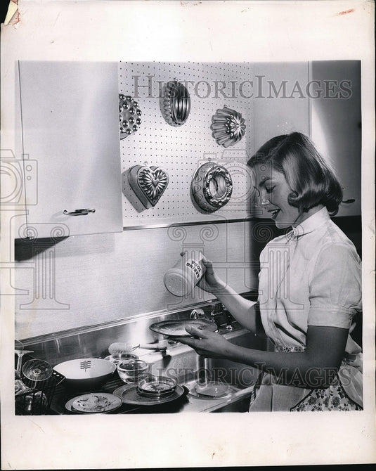 1957 Press Photo Baking soda acts as a deodorizer when cleaning ash trays - Historic Images
