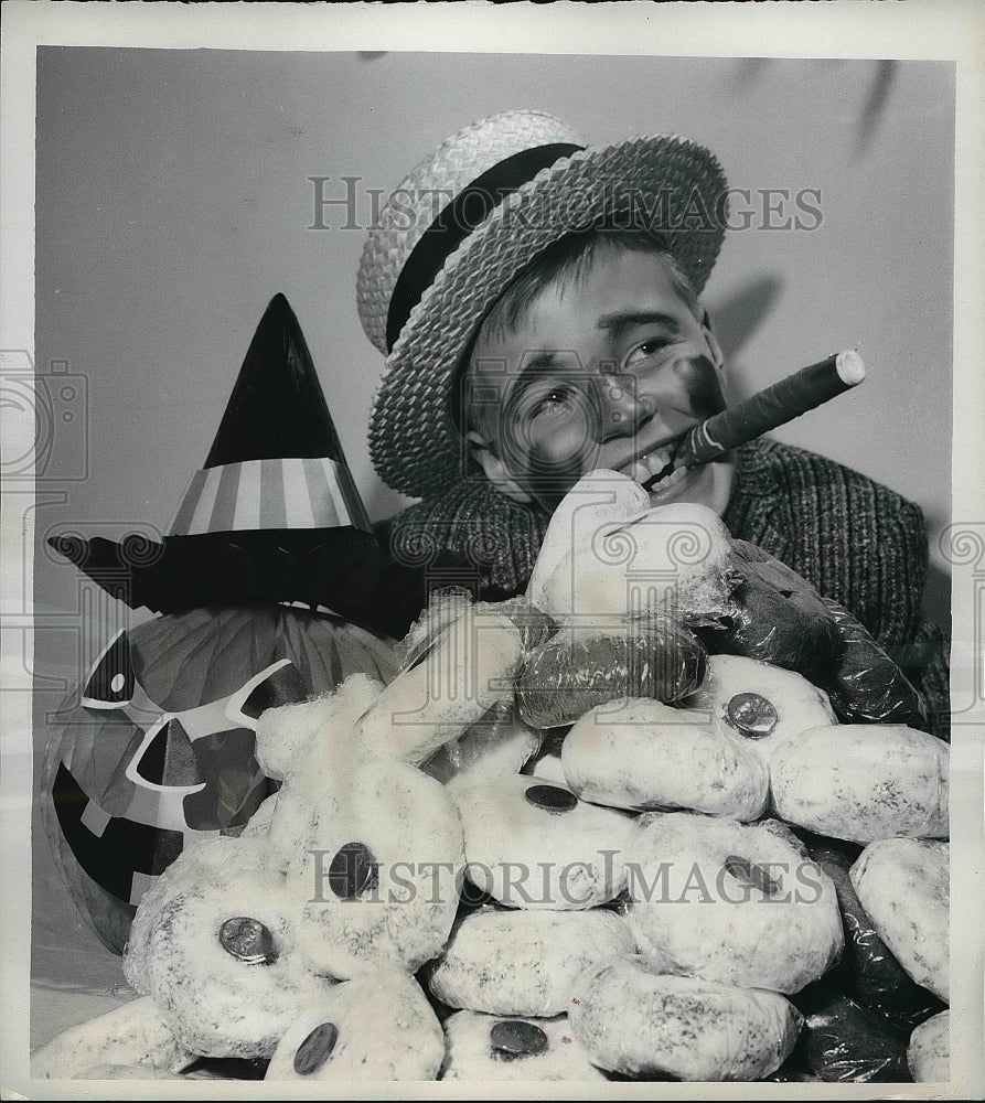 1962 Press Photo Mike McCarthy, 10, Champion Unicef Collector - nea88271 - Historic Images