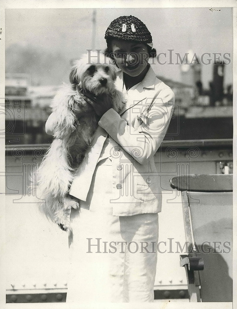 1933 Press Photo Mrs Henry Abella &amp; her dog &quot;Leon&quot; - nea88344 - Historic Images