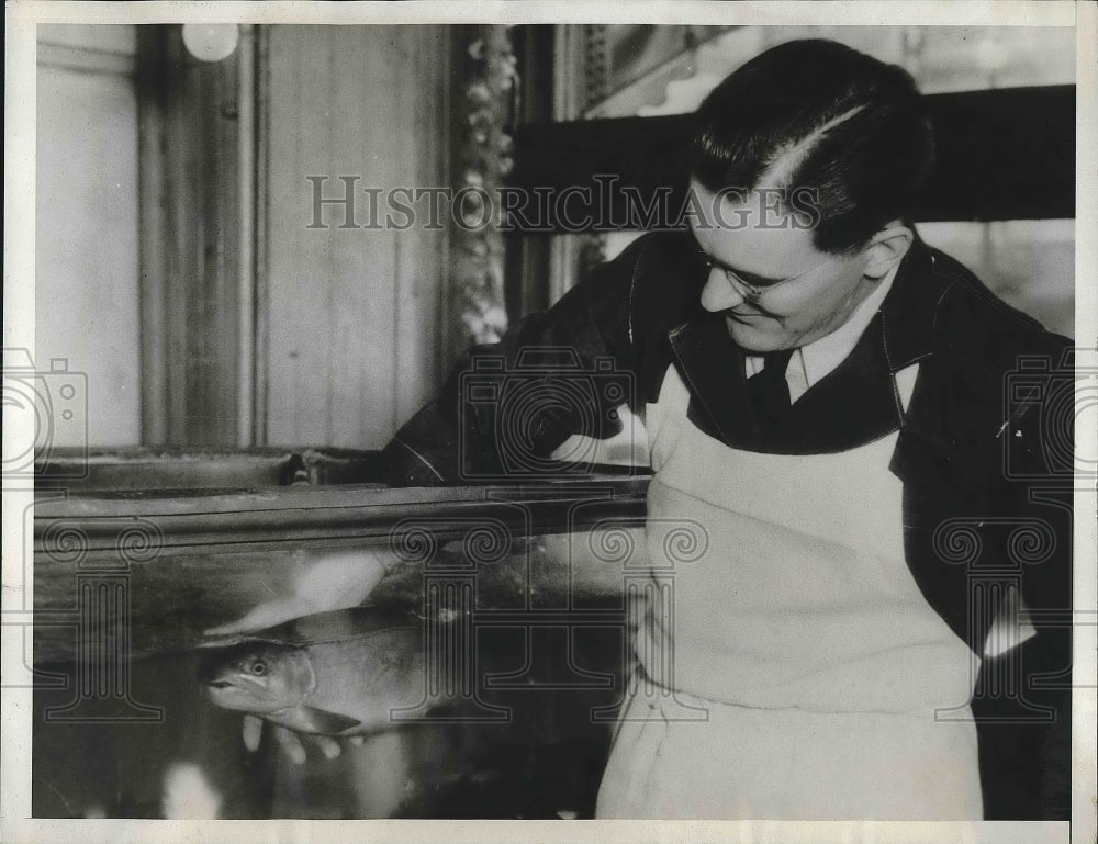 1934 Press Photo Herbert Hyde &amp; jumbo rainbow trout he raised - Historic Images