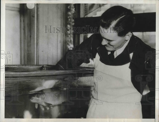 1934 Press Photo Herbert Hyde & jumbo rainbow trout he raised - Historic Images
