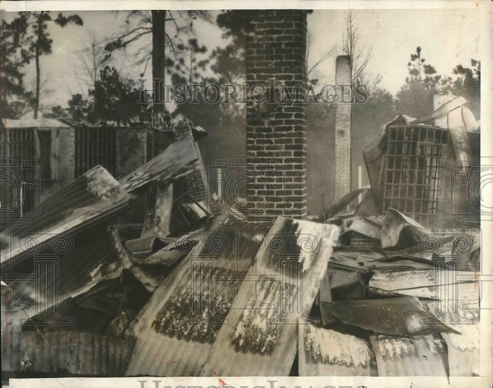 1931 Kenanville, N.C. Prison stockade burnt & 11 convicts escaped - Historic Images