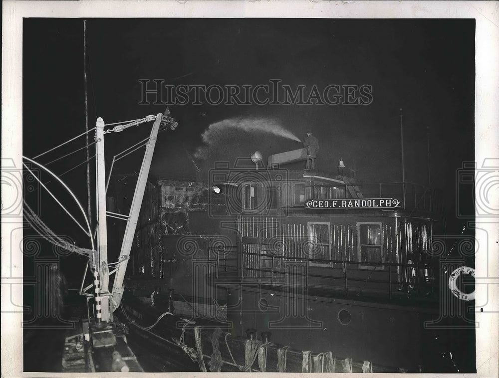 1946 Press Photo New York Fire Department Boat Helps Fight Fire - nea88458 - Historic Images