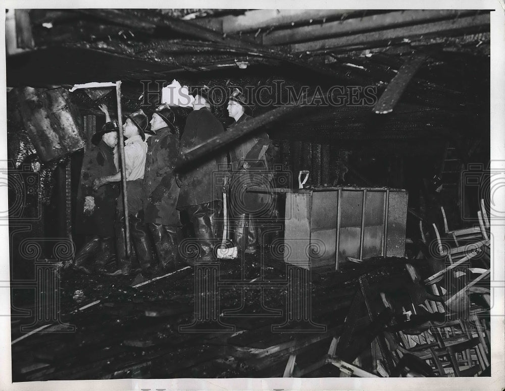 1946 Press Photo NYC firemen with debris from furniture plant that burnt-Historic Images