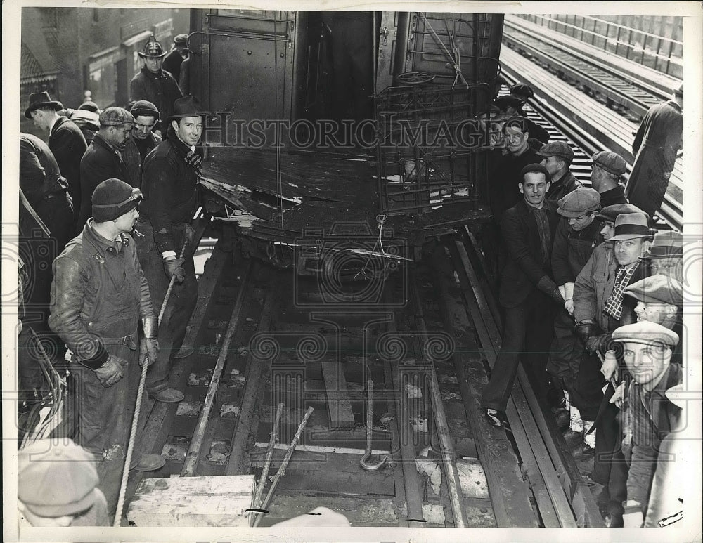 19366 NYC elevated train workers fixing track  - Historic Images