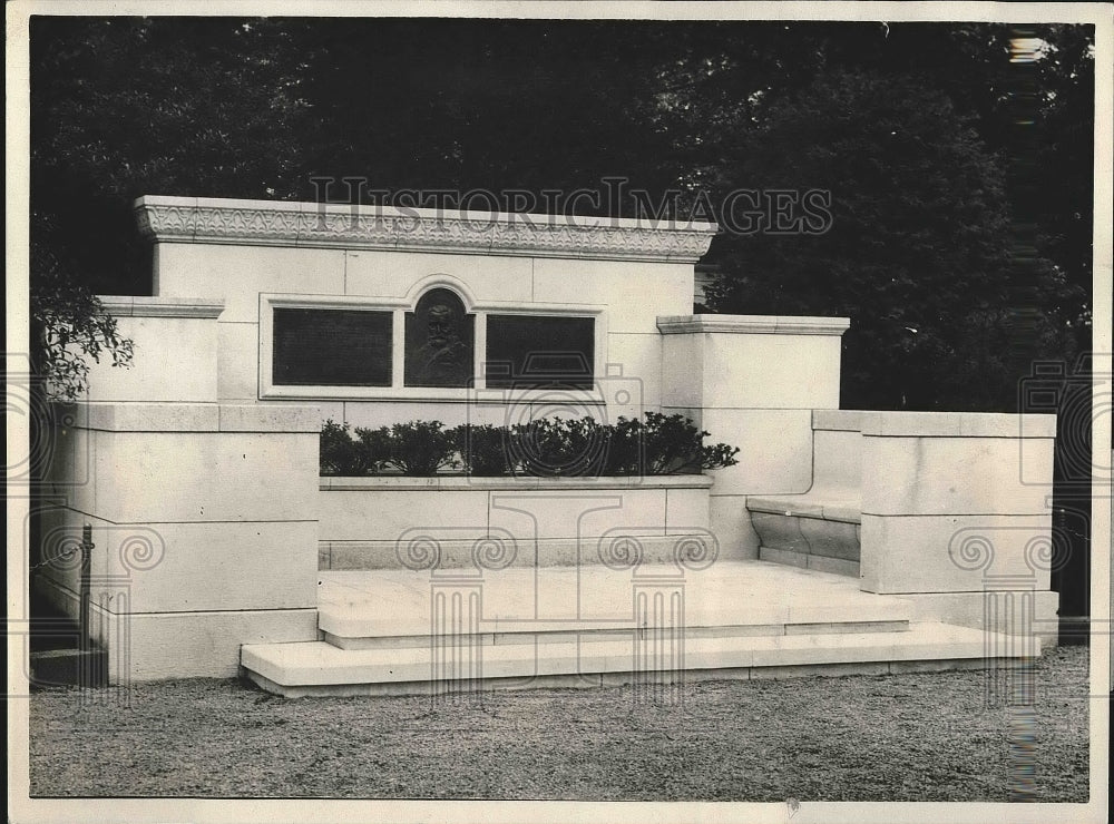 1930 Memorial to U.S. Grant at Uyeno park in Toyko, Japan - Historic Images