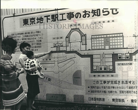 1969 Press Photo A Toyko, Japan mom & baby at underground train station - Historic Images