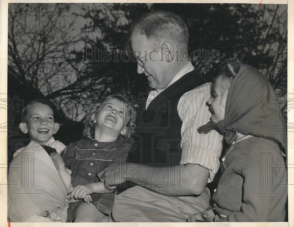 1946 Paul Hollis, rare landlord who likes children  - Historic Images