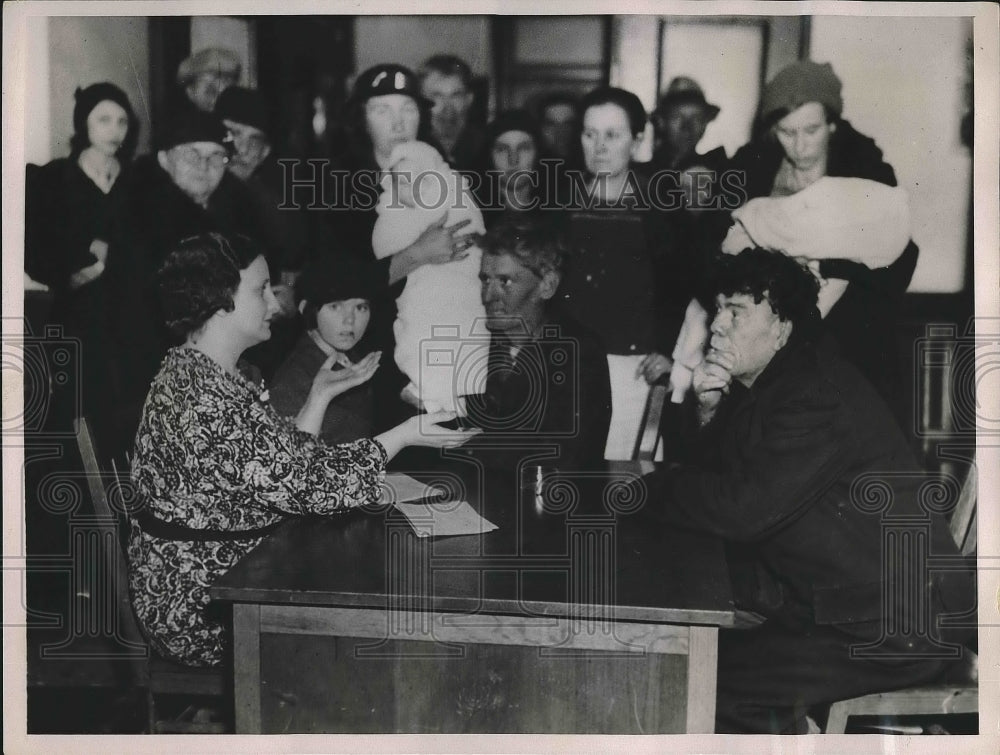 1937 Press Photo Atlanta, Ga Fulton Co relief workers 7 people seeking help - Historic Images