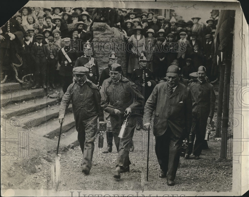 1926 Press Photo Prince Of Wales Walks Ahead Of Group - nea88603-Historic Images