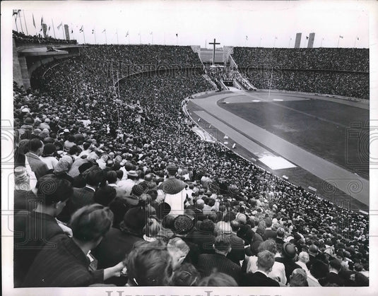 1952 Berlin, Germany crowds attend Holy Mass by Archbishop Muench - Historic Images