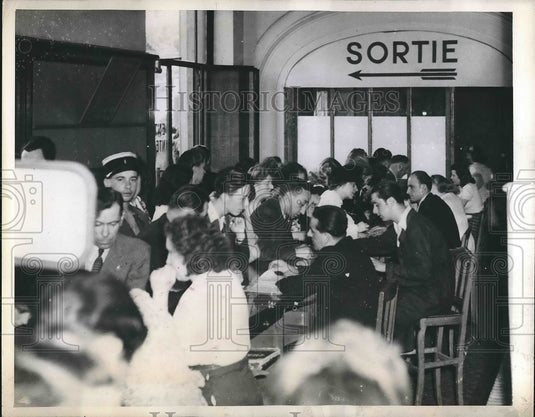 1945 Press Photo Crowds of Parisians at train station for tickets - nea88623 - Historic Images