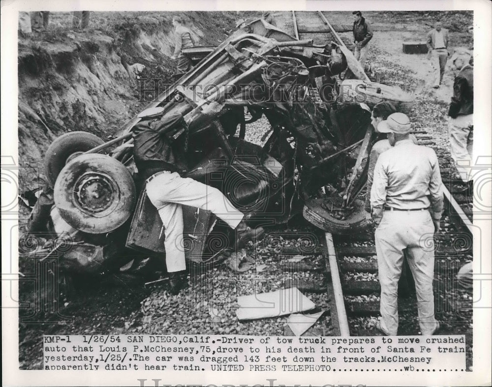 1954 Press Photo San Diego, calif. tow truck &amp; crushed car of L McChesney-Historic Images