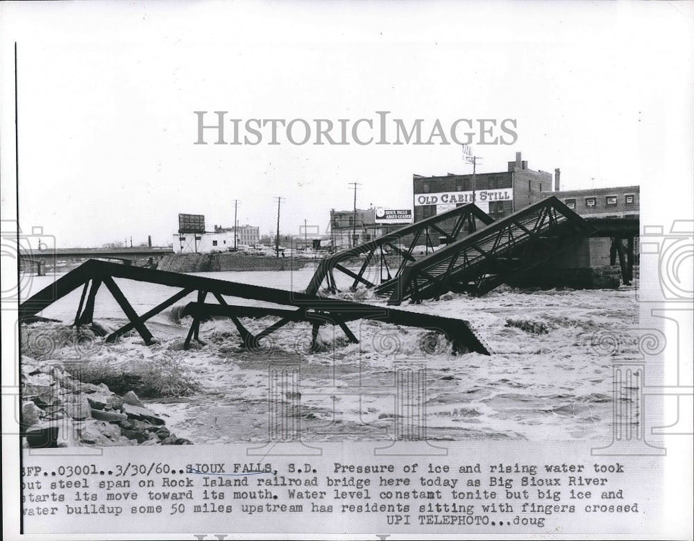 1960 Press Photo Ice &amp; Rising Water Demolish Steel Railroad Bridge - Historic Images