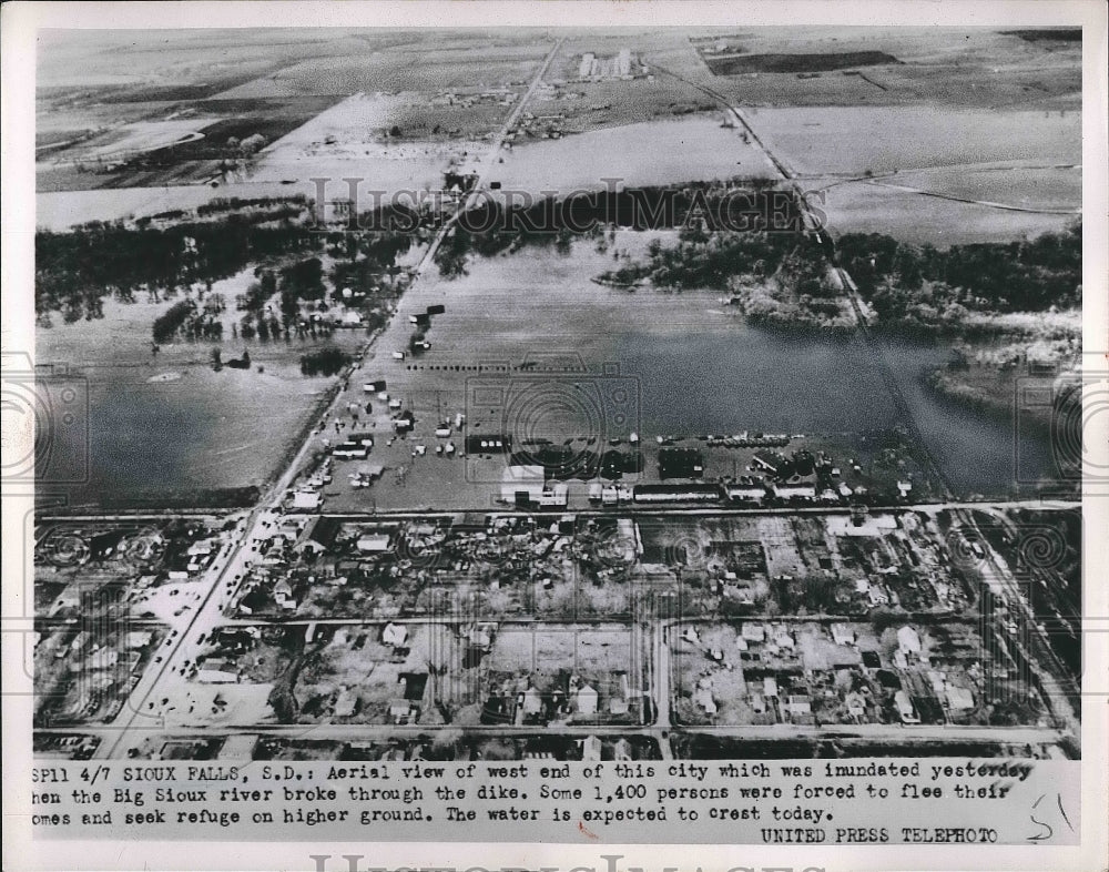 1952 Aerial view of floods in Sioux Falls, S.D.  - Historic Images