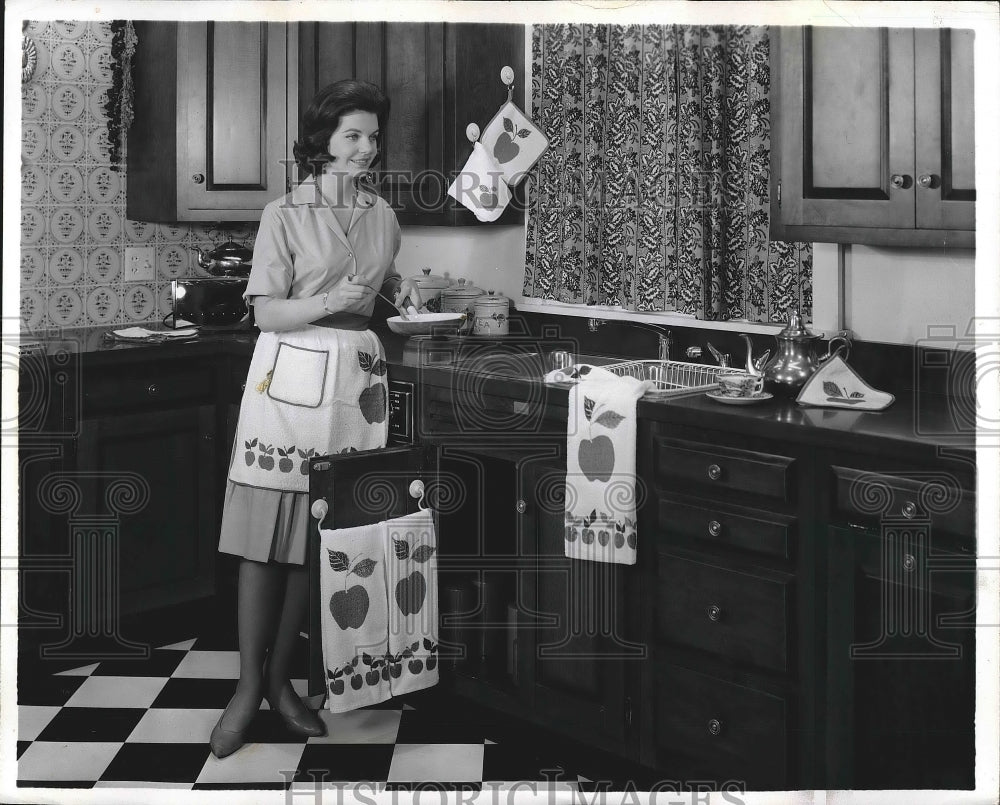 1962 Press Photo Woman in Kitchen - nea88689 - Historic Images