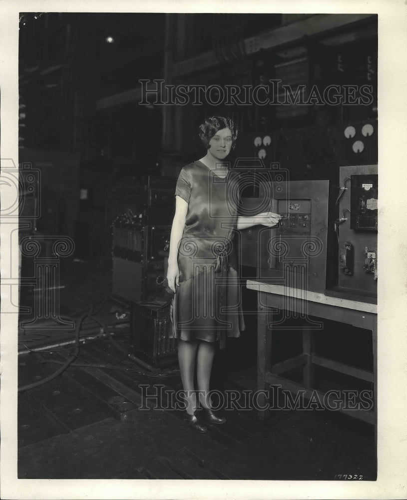 1929 Press Photo Emma Lautenbach demos restoring a circuit at Westinghouse plant-Historic Images