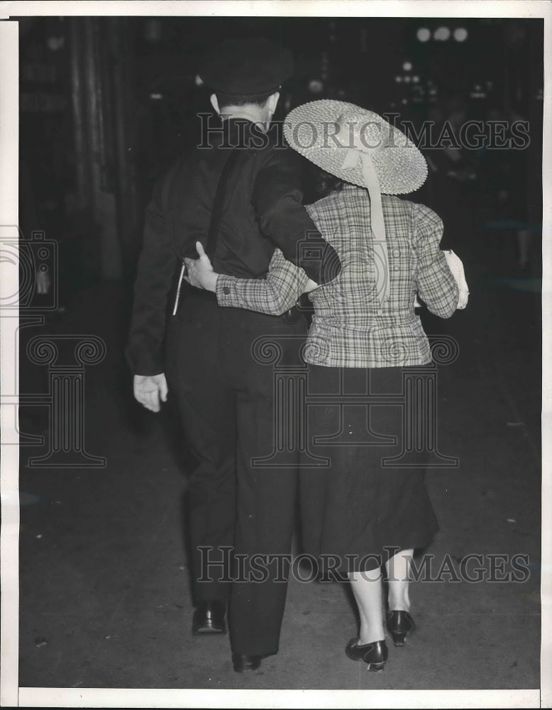 1941 Press Photo Couple Walks Away Arm In Arm - nea88775 - Historic Images