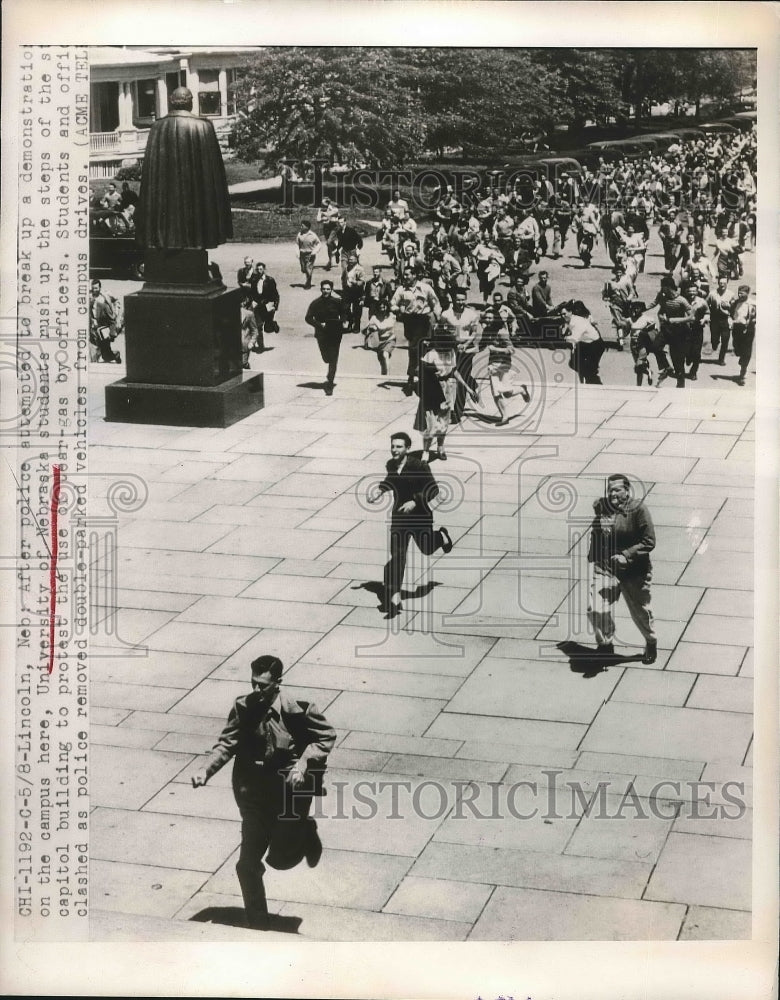 1948 Press Photo University Of Nebraska Students Run Up Capitol Building Steps - Historic Images
