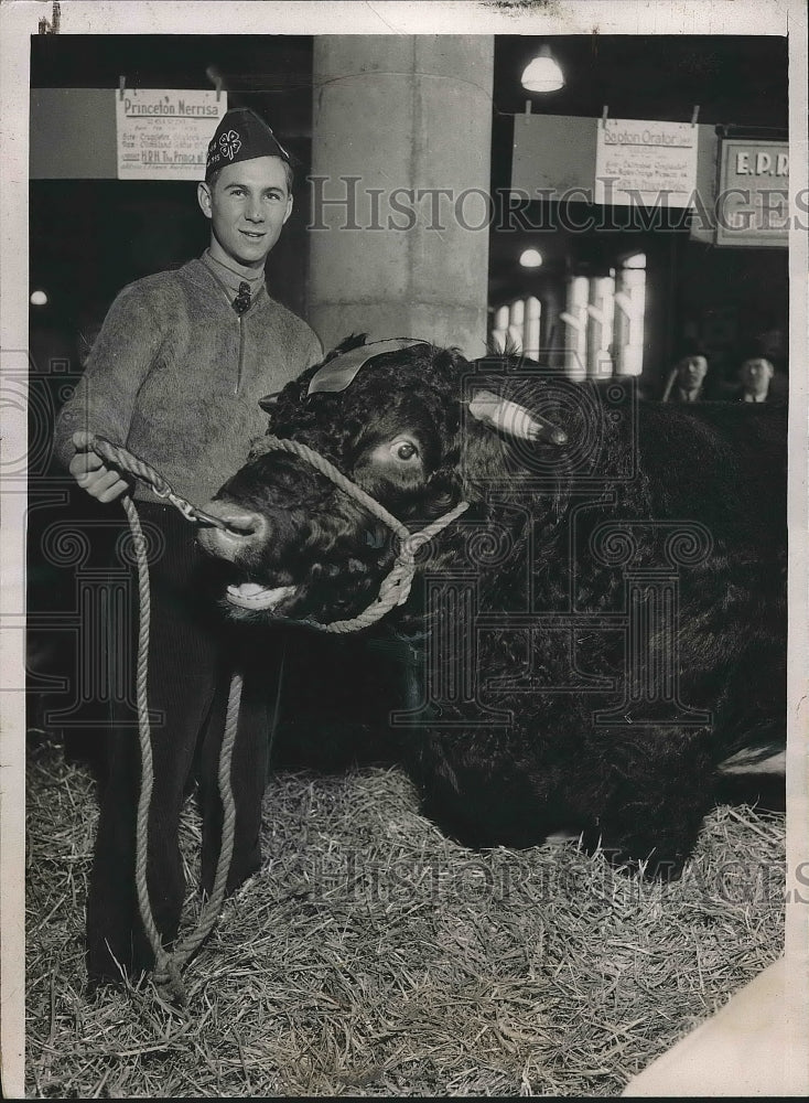 1935 Press Photo Russel WuBourn with Prince Edward Albert of Wales Bull. - Historic Images