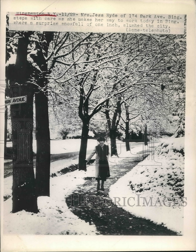 Press Photo Mrs. Jess Hyde of Highamton N.Y. step with care in a one inch snow.-Historic Images