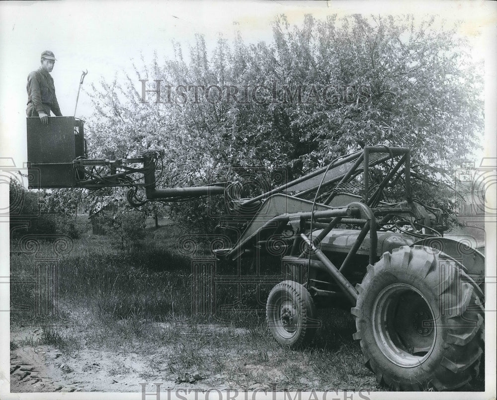 1962 "Space Basket" machine designed bu U.S. Dept. Agriculture. - Historic Images