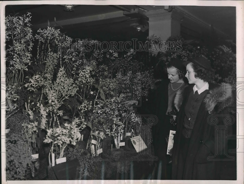 1937 Mary, Helen Zabinskie at NYC Flower show - Historic Images