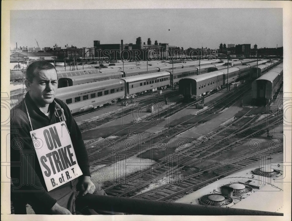 1965 Chicago, Loren Hayes, Santa Fe RR switchman on strike - Historic Images