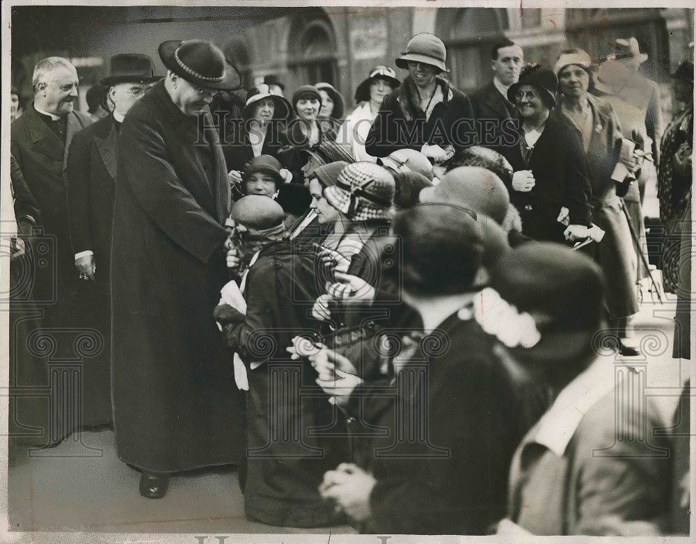 1932 Carinal Lauri Victoria Station in London  - Historic Images