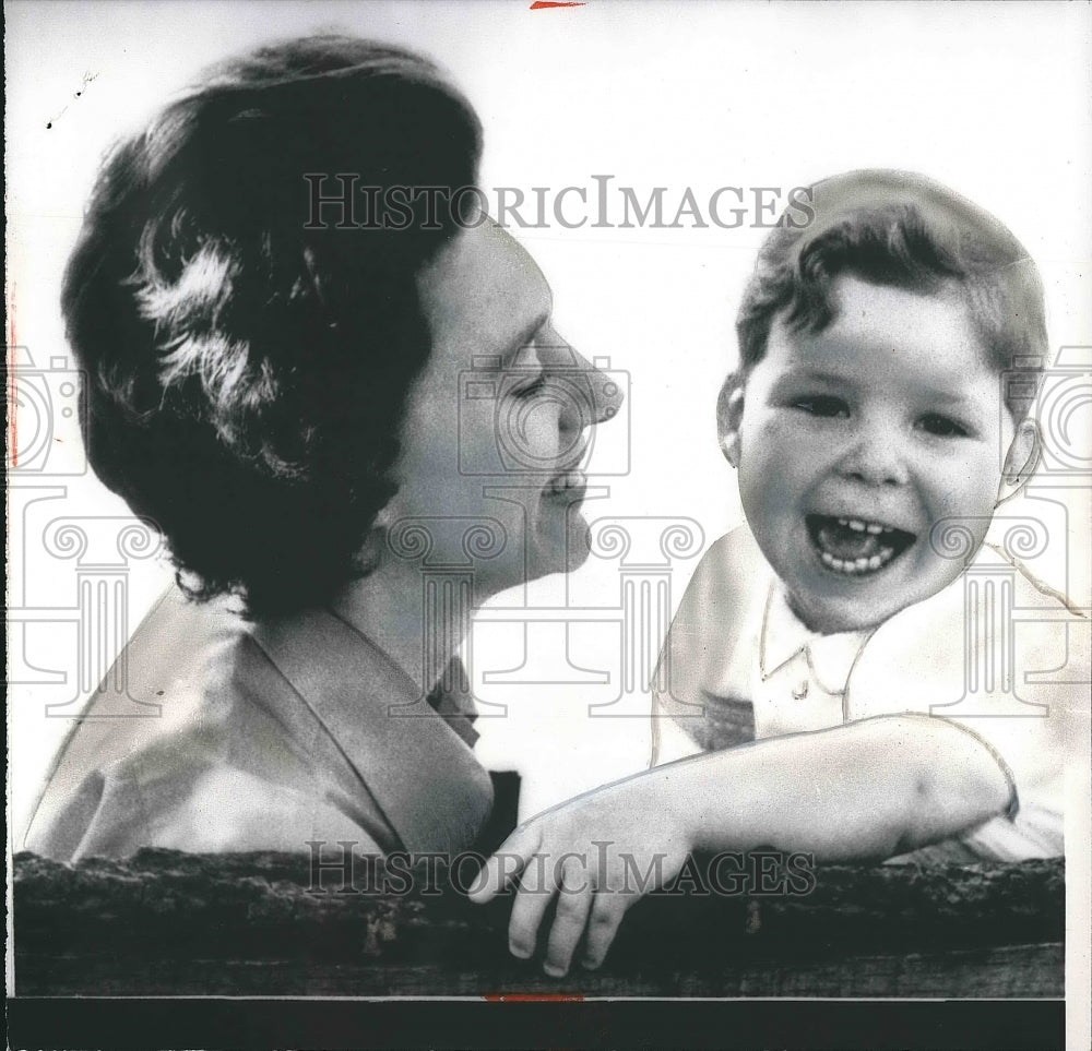 1963 Press Photo Princess Margaret With Two Year Old David Charles - Historic Images