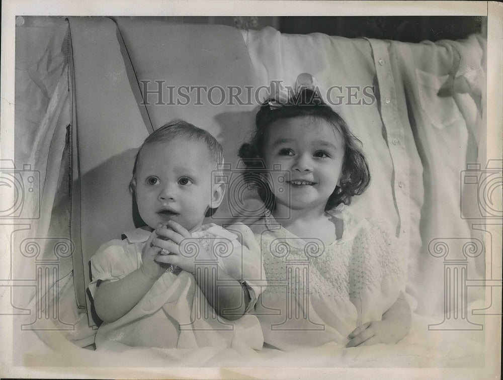 1946 Press Photo Johnny, Pat Quinn, Dresses Made From John Quinn Parachute - Historic Images