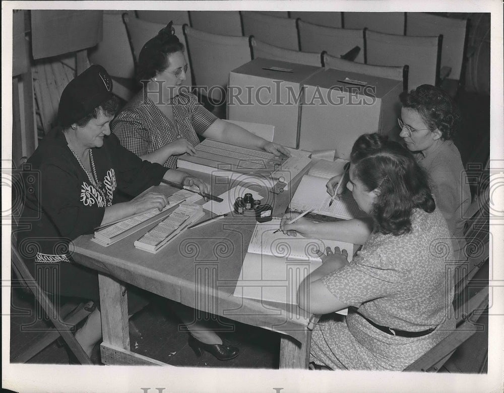 1946 Press Photo Women Work On Record Keeping - Historic Images