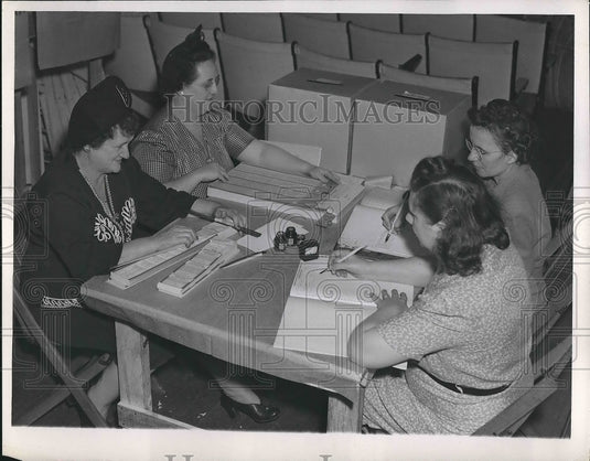 1946 Press Photo Women Work On Record Keeping - Historic Images