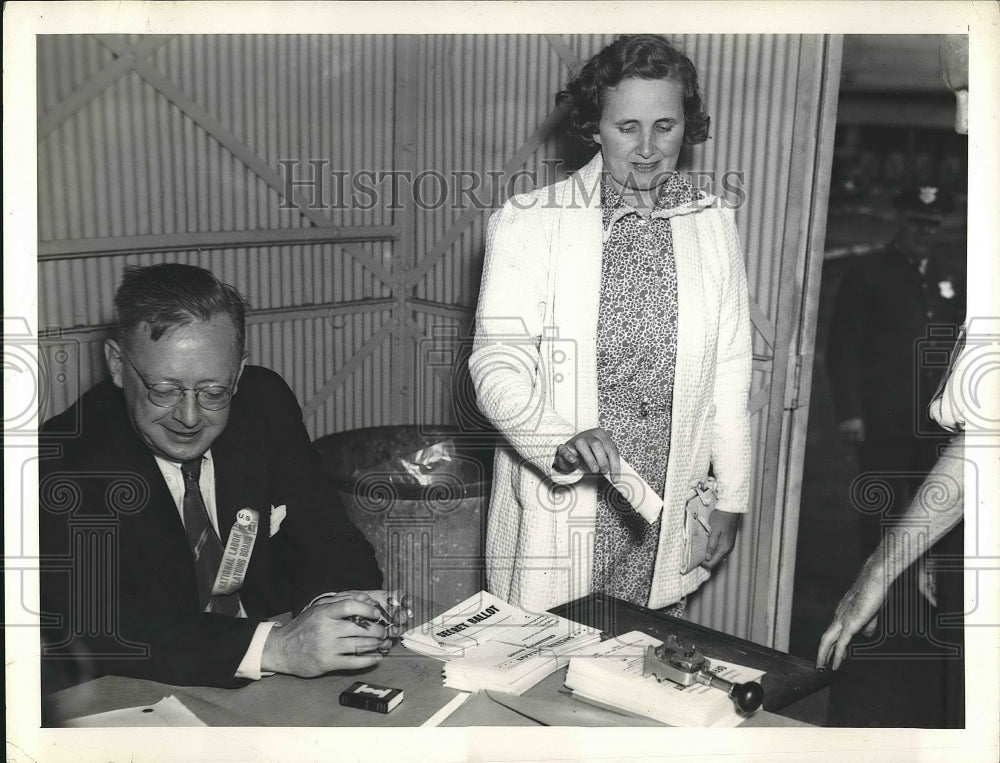 Press Photo James P Miller Voting - nea89124 - Historic Images