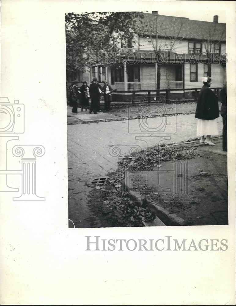 1934 Press Photo nurse dispensing campaign literature, Fairview Park Hospital - Historic Images