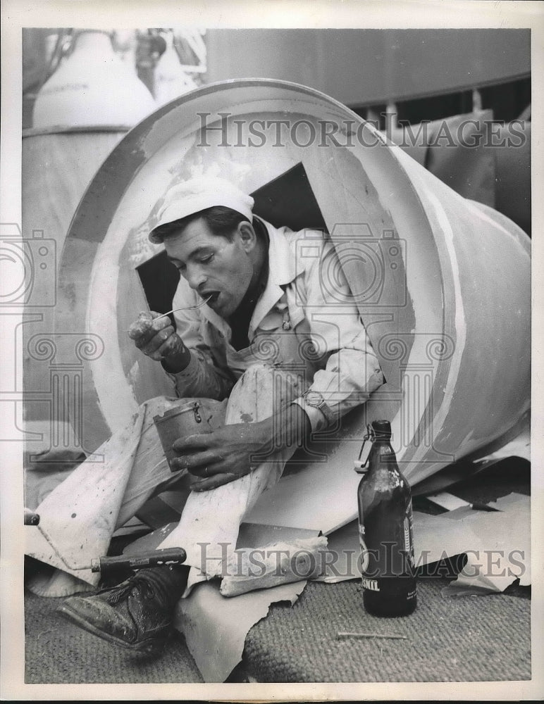 1957 Press Photo A Parisian workman has lunch on construction site - nea89230-Historic Images