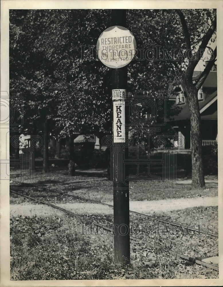 1939 Press Photo Street signs prohibbiting trucks in Cleveland - Historic Images