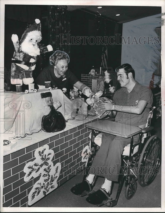 1968 Press Photo Mrs. Sue Friedrich Dana Kukuke Patient at Wade Park VA Hospital - Historic Images