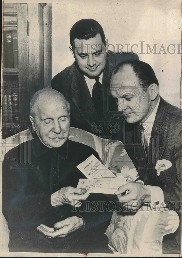 1947 Press Photo Elderly Man James Quigley Receiving Insurance Check - nea89258 - Historic Images
