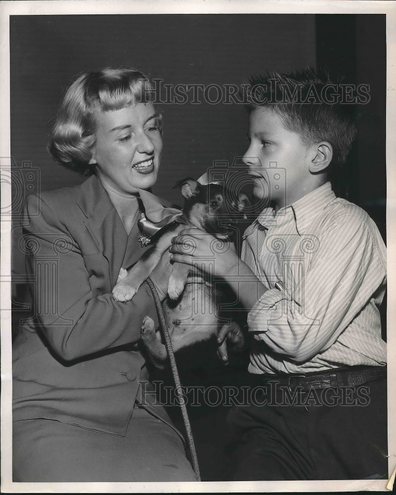 1951 Press Photo Actor Roberta Quinlan Judging Annual Dog Contest in Kips Bay - Historic Images